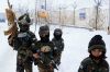 Potret Anak-anak Anggota Taliban Tenteng Senjata di Tengah Salju