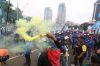 Aksi Menyalakan Flare Ramaikan Hari Buruh Internasional di Jakarta
