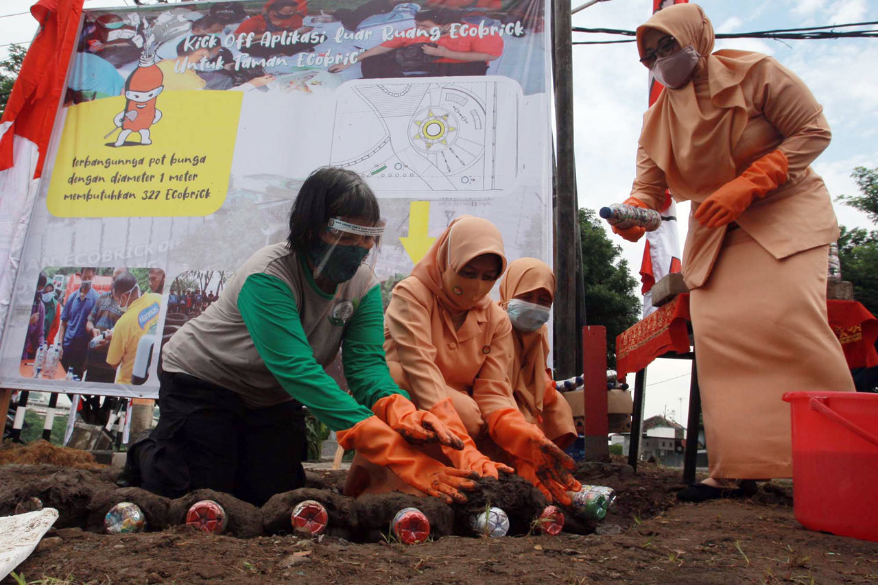 Foto Kick Off Aplikasi Ruang Luar Ecobrick Untuk Taman Di Tapak Raya Semarang