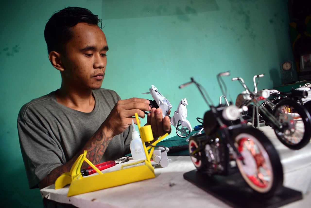 INSPIRASI BISNIS: Miniatur Motor dari Sampah Hasilkan Jutaan Rupiah Tiap  Bulan : Okezone Economy