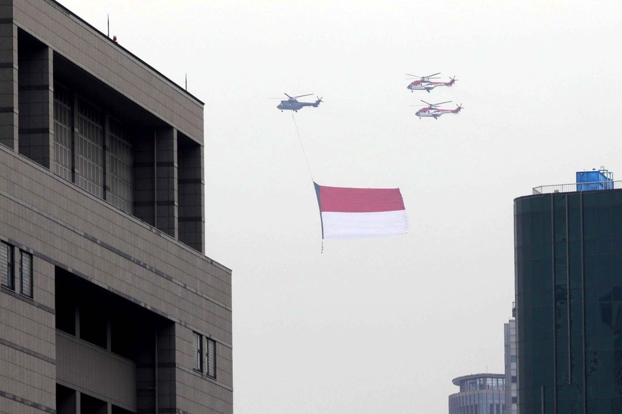 Foto Bendera Merah Putih Raksasa Berkibar Di Langit Jakarta