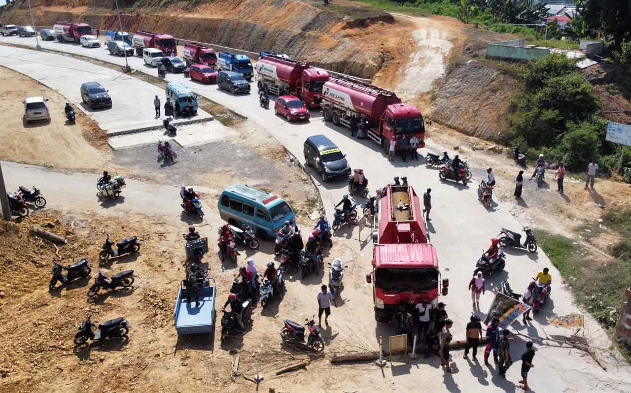 Foto Jalan Rusak Belasan Tahun Warga Blokade Akses Pemuatan Bbm Di Kendari 0195