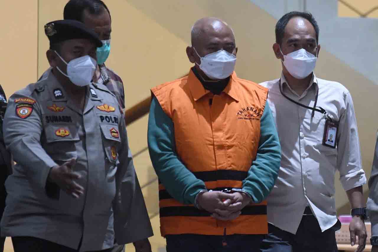 Foto Tangan Diborgol Wali Kota Bekasi Rahmat Effendi Langsung Ditahan