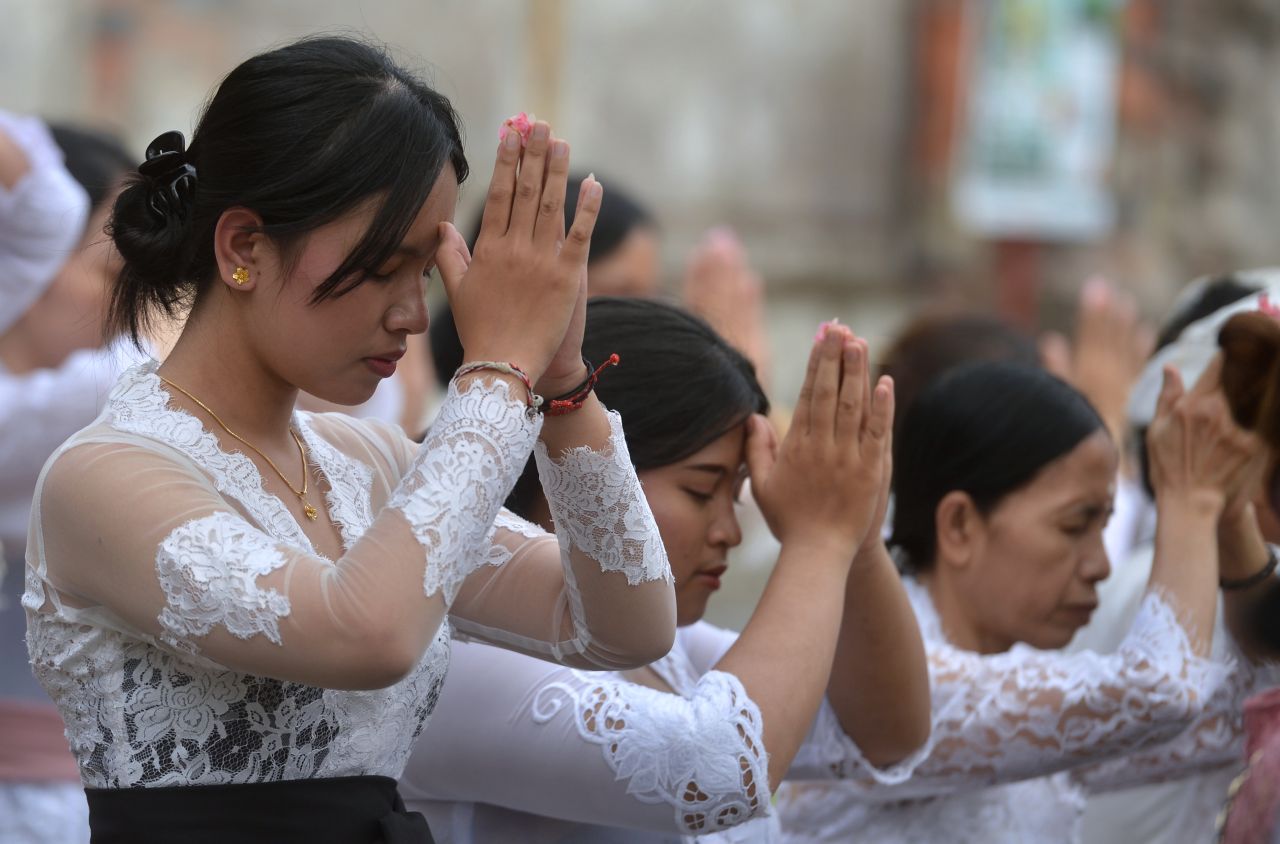 Foto Umat Hindu Rayakan Hari Galungan 8109