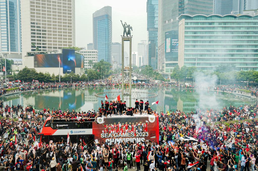 Foto Membludak Ribuan Warga Dan Suporter Sambut Pawai Timnas Indonesia U 22 Di Bundaran Hi 