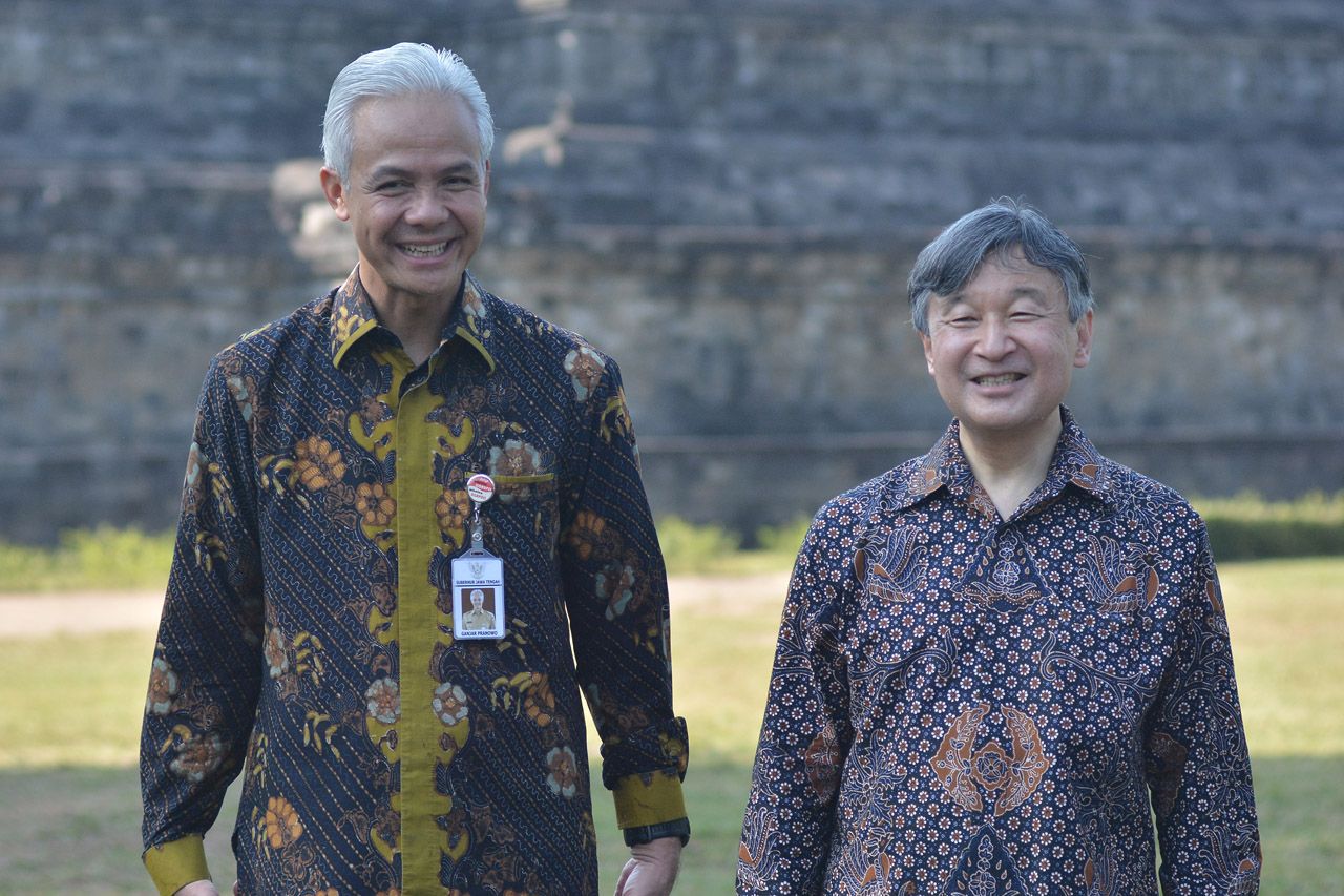Foto Ganjar Pranowo Dampingi Kaisar Jepang Naruhito Keliling Borobudur