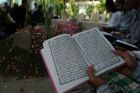 Jangan Gagal Paham! Ini Hukum Membaca Al-Quran di Kuburan
