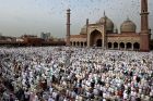 Sholat Idul Fitri: Mana yang Lebih Utama, di Lapangan atau Masjid?