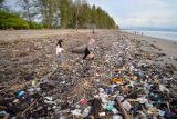 Pantai Pasir Jambak Padang Dipenuhi Sampah