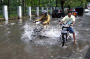Tips Mencegah Motor Mogok saat Berkendara di Musim Hujan