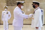 Laksamana TNI Yudo Margono Sematkan Bintang Jalasena Utama kepada KSAL Australia
