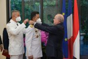 Rektor Unhan Laksdya TNI Amarulla Octavian Terima Bintang Kehormatan dari Prancis