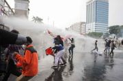 Bentrok Pecah di Gedung DPR, Pendemo Dipukul Mundur ke Senayan