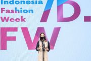 Wamenparekraf Angela Pilih Tampil Modis dengan Produk Fesyen Lokal