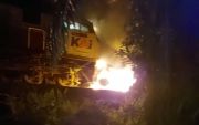 Ngeri! Kereta Api Pengangkut Batubara Tabrak Mobil Pikap hingga Terbakar