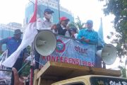 Tuntutan Diterima, Massa Demo Buruh Bubar Diiringi Lagu Bagimu Negeri