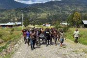 Ditembak KKB di Ilaga Papua, Jenazah Nober Palintin Dibawa ke Toraja