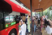 Liburan Panjang, Warga Berebutan Naik Bus Tingkat Transjakarta