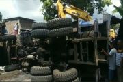 Rem Blong, Truk Angkut Sirtu Tabrak Rumah dan Mobil di Jalur Wisata Gunung Bromo