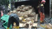 Truk Angkut 6 Ton Minyak Goreng Terguling, Muatan Berserakan di Jalanan