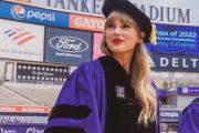 Taylor Swift Diberi Gelar Doktor Kehormatan oleh New York University, Intip Potret Cantiknya saat Pakai Toga