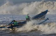 BMKG Peringatkan Gelombang Laut 4 Meter di Perairan Banten
