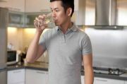 4 Dampak Buruk Minum Sambil Berdiri bagi Kesehatan, Nomor 3 Bisa Fatal karena Oksigen Terganggu