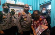 Sambil Pegang Tangan Ibunda Bripda Diego, Kapolda Papua Copot Jabatan Danki Wamena AKP Rustam