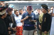 Bangkitkan Ekonomi dan Kreatif, Menteri Sandiaga Beri Speaker Portable ke Dalang Cilik Zahria