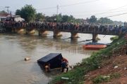6 Koper Uang Ditemukan di Mobil Pengangkut yang Terjun ke Sungai di Karawang