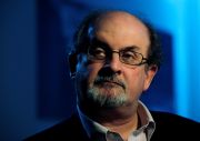 Saksi Mata Ungkap Salman Rushdie Ditikam 10-15 Kali, Ini Perkembangan Terbaru