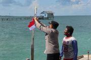 Jelang Peringatan Kemeredekaan, Polisi Bagikan Ribuan Bendera Merah Putih di Pulau Terluar