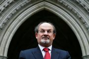 Penikaman Salman Rushdie Novelis Ayat-Ayat Setan Awalnya Dikira Prank