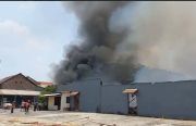 Pabrik Mebel di Mojokerto Ludes Terbakar, Penyebab Diduga Percikan Api Las