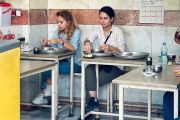 Makan di Restoran Tanpa Jilbab, Perempuan Iran Ditangkap