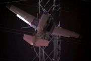 Pesawat Ini Tersangkut Kabel Listrik Tegangan Tinggi, 2 Orang Terperangkap