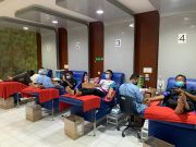 Berbagai Komunitas di Kediri Donor Darah dan Berbagi dengan Tim Medis