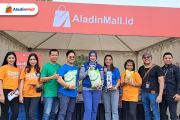 Kunjungi Booth AladinMall di Road to Kilau Raya Jember, Mantan Bupati Hj. Faida Serbu Produk Fesyen hingga Obat-obatan