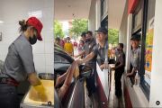 Heboh Bunda Corla Jadi Pelayan Restoran Cepat Saji di Jakarta