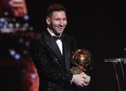 Senyum Sumringah Lionel Messi Angkat Trofi Ballon dOr 2021