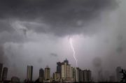 Penampakan Petir Menyambar Gedung Pencakar Langit Jakarta