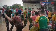 Yonif Para Raider 305 Divif 1 Kostrad Kerahkan Tim Evakuasi Bantu Korban Banjir Karawang