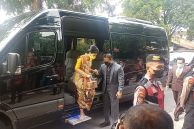 Mesra Gandeng Istri Panglima TNI Tiba di Gedung Pernikahan