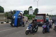 Truk Hebel Terguling di Bogor, Arus Lalu Lintas Macet Panjang