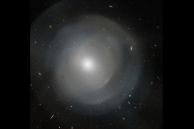 Teleskop Hubble Perlihatkan Galaksi Besar Bercangkang Misterius