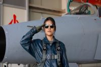 Gadis Cantik Ini Jadi Wanita Pertama Tibet yang Terbangkan Jet Tempur