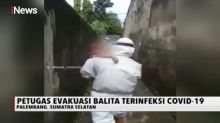 Petugas Medis Evakuasi Balita yang Terinfeksi COVID-19