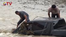 Banjir Bandang, Satu Keluarga Terjebak Dalam Mobil Terseret Arus Sungai