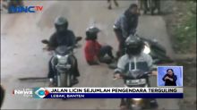 Sejumlah Pengendara Terjatuh Akibat Jalan Licin di Banten