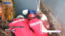 Petugas Damkar Jaktim Evakuasi Ular Piton Sepanjang 3 Meter dari Saluran Air